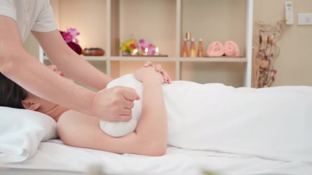 Junge Asiatin Bekommt Wellness Massage Mit Thai Herbal Ball Hot — Stockvideo