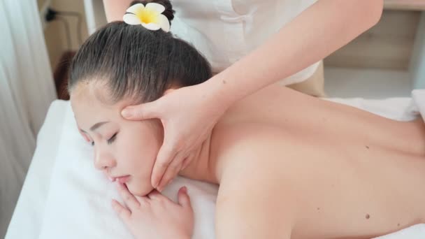 在美容院接受温泉按摩治疗的年轻亚洲女人 面部按摩 放松按摩 温泉皮肤和身体护理 慢动作 — 图库视频影像