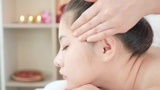 Close Jovem Mulher Asiática Recebendo Tratamento Massagem Spa Salão Beleza — Vídeo de Stock