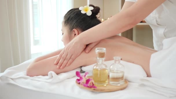 Giovane Donna Asiatica Ottenere Massaggio Rilassante Olio Salone Bellezza Spa — Video Stock