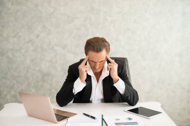 Ofiste kaygılı siyah takım elbiseli bir iş adamı. Coronavirus covid-19 pandemik etki İşletme kapanması, ekonomik kriz, ekonomik kriz ve gerginlik