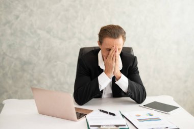 Ofiste kaygılı siyah takım elbiseli bir iş adamı. Coronavirus covid-19 pandemik etki İşletme kapanması, ekonomik kriz, ekonomik kriz ve gerginlik