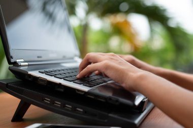 Evdeki bilgisayarla doğa geçmişini araştıran bir kadının elini kapat. Teknoloji ve iletişim