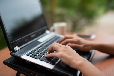 Evdeki bilgisayarla doğa geçmişini araştıran bir kadının elini kapat. Teknoloji ve iletişim