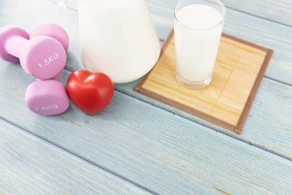 Стеклянное Молоко Гантели Спорта Физических Упражнений Хорошая Концепция Здоровья — стоковое фото