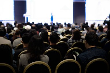Konferans salonundaki insanların arka görüntüsü. Bayilik semineri, İş ve Girişimcilik konsepti