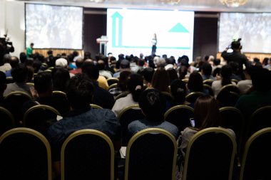 Konferans salonundaki insanların arka görüntüsü. Bayilik semineri, İş ve Girişimcilik konsepti