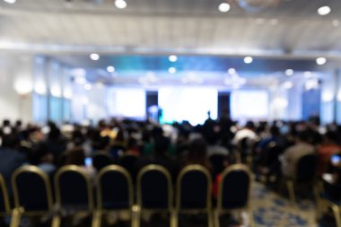 Konferans salonundaki insanların dikiz görüşü bulanıklaşıyor. Bayilik semineri, İş ve Girişimcilik konsepti