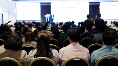 Konferans salonundaki insanların arka görüntüsü. Bayilik semineri, İş ve Girişimcilik konsepti