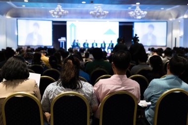 Konferans salonundaki insanların arka görüntüsü. Bayilik semineri, İş ve Girişimcilik konsepti