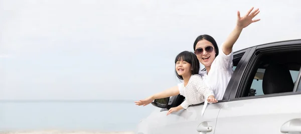 Feliz Familia Asiática Vacaciones Verano Madre Hija Brazos Abiertos Jugando —  Fotos de Stock