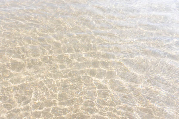 青い海の水と明るいリップル水のテクスチャパターンと表面透明と太陽の光朝 海トップビュー — ストック写真