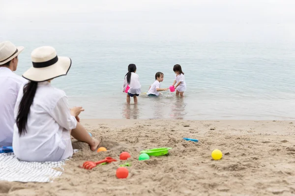 Happy Asian Family Irmão Irmã Três Brincando Brinquedos Areia Praia — Fotografia de Stock
