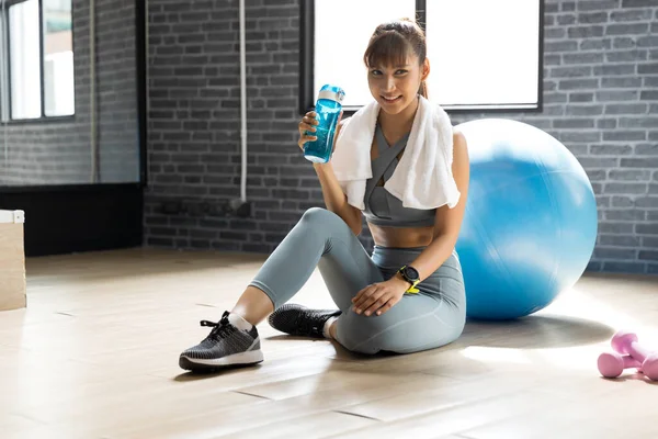 Junge Asiatische Frau Trinkt Wasser Nach Dem Training Einem Raum — Stockfoto