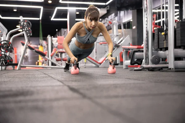Genç Güzel Asyalı Kadın Kettlebell Ile Egzersiz Yapıyor Spor Salonunda — Stok fotoğraf