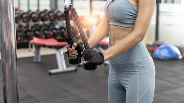 Spor Salonundaki Sıska Kadın Egzersizlerini Kapat Fitness Sağlıklı Yaşam Tarzı — Stok fotoğraf