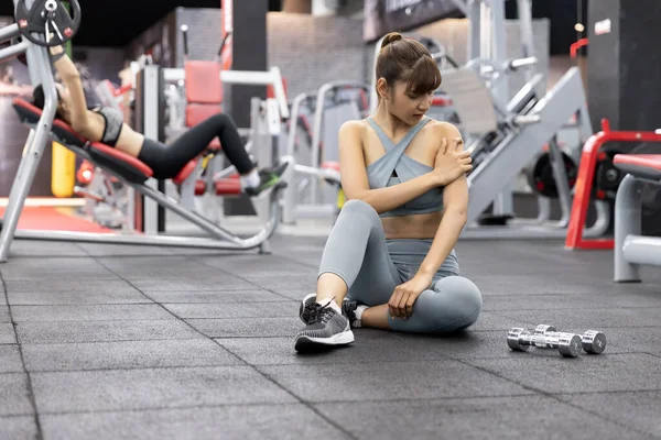 Asiatische Junge Frau Mit Armschmerzen Nach Dem Training Fitnessstudio Schmerzen — Stockfoto