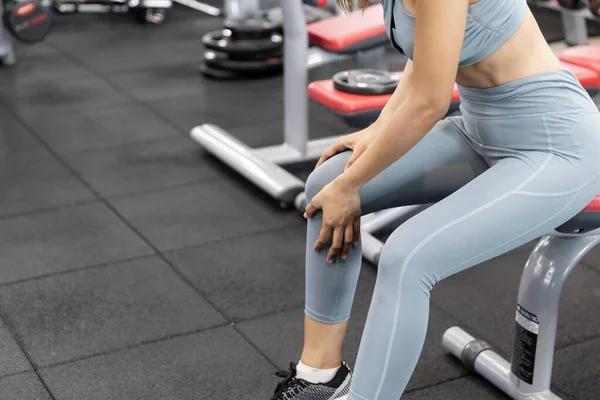 Asiatische Junge Frau Mit Knieschmerzen Nach Dem Training Fitnessstudio Schmerzen — Stockfoto
