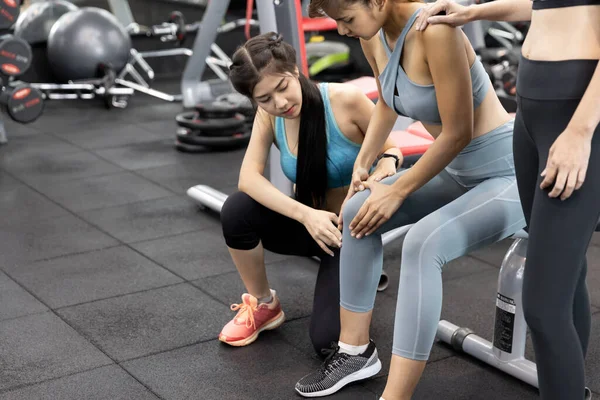 Asian Young Woman Having Knee Pain Workout Gym Painful Exercise — Stock Photo, Image