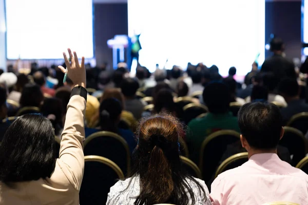 Konferans salonundaki insanların arka görüntüsü. Bayilik semineri, İş ve Girişimcilik konsepti