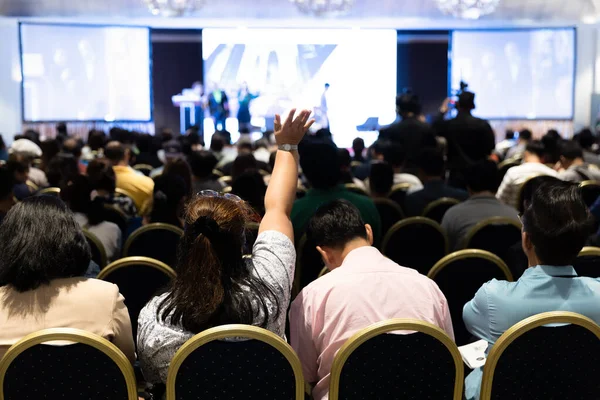 Konferans salonundaki insanların arka görüntüsü. Bayilik semineri, İş ve Girişimcilik konsepti