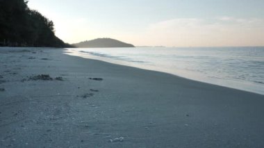 Arka plan denizi, dağ ve sahil sabah vakti parlak mavi gökyüzü ile Tayland Asya 'da. Kamera Dolly kaydır Yavaş çekim