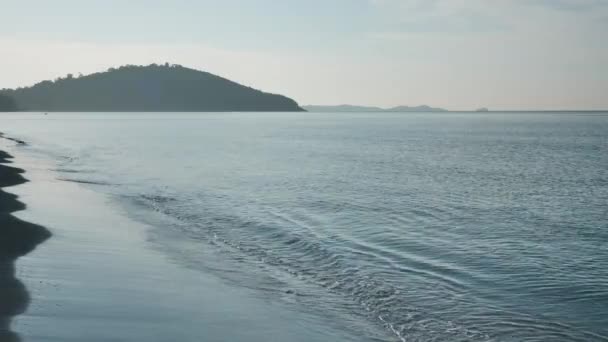 Bakgrund Hav Berg Och Strand Med Lysande Blå Himmel Morgonen — Stockvideo