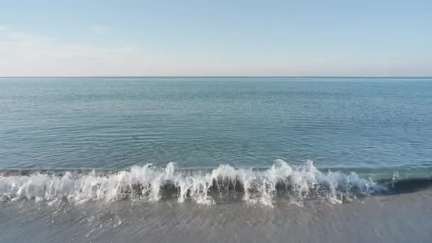 背景大海和沙滩 蔚蓝的天空和清澈的海水在早晨的泰国亚洲 慢动作 — 图库视频影像