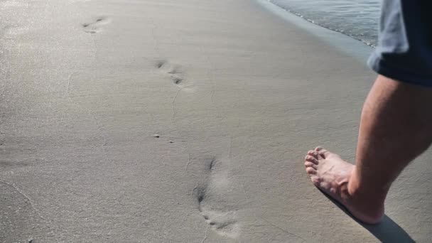 Close Homem Descalço Andando Praia Nascer Sol Manhã Férias Verão — Vídeo de Stock