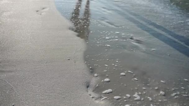 Nahaufnahme Eines Barfüßigen Mannes Der Strand Der Morgensonne Spaziert Sommerurlaub — Stockvideo