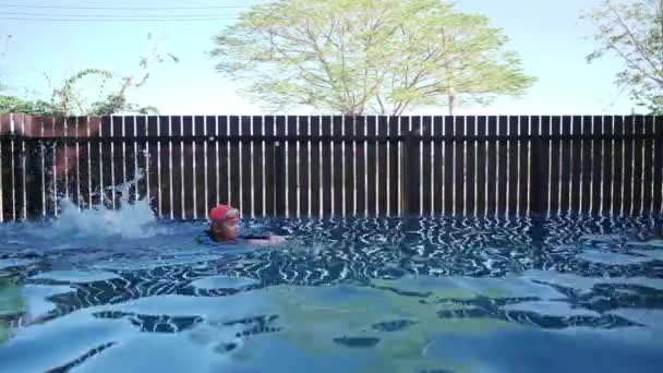Happy Asian Kind Jongen Zwemkleding Dragen Zwembril Gebruik Zwevende Boord — Stockvideo