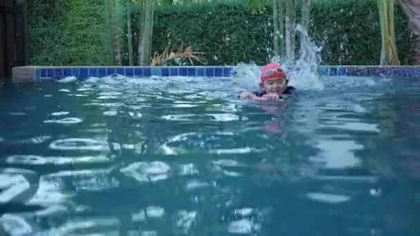 Щасливий Азіатський Хлопчик Плавальному Костюмі Носить Плавучі Окуляри Використовує Плавучу — стокове відео