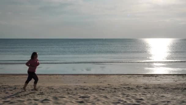 Donne Asiatiche Grasso Forma Abiti Ginnastica Sono Esecuzione Spiaggia Sera — Video Stock