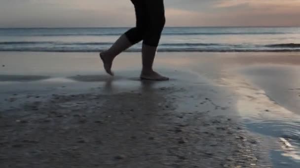 Lågt Perspektiv Benet Kvinnor Barfota Träningskläder Igång Stranden Tid Kväll — Stockvideo