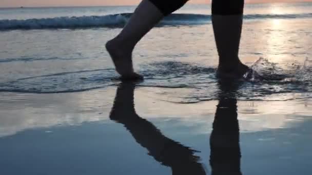 Κοντινό Πλάνο Της Ξυπόλητης Γυναίκας Περπάτημα Στην Παραλία Βράδυ Ηλιοβασίλεμα — Αρχείο Βίντεο