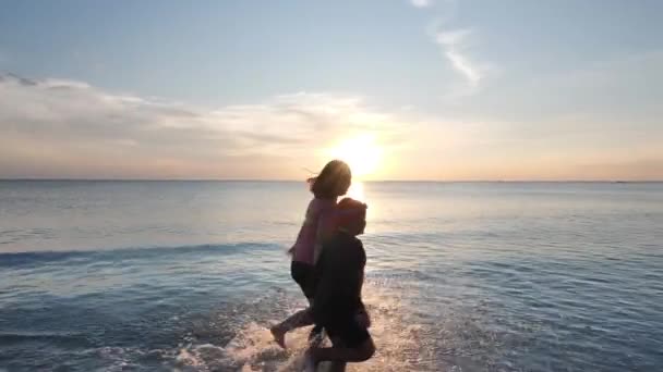 Yaz Tatilindeki Mutlu Asyalı Aile Anne Oğlu Akşam Günbatımında Kumsalda — Stok video