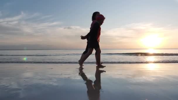 Щаслива Азіатська Сім Літніх Канікулах Мати Син Тримаються Руки Бігають — стокове відео