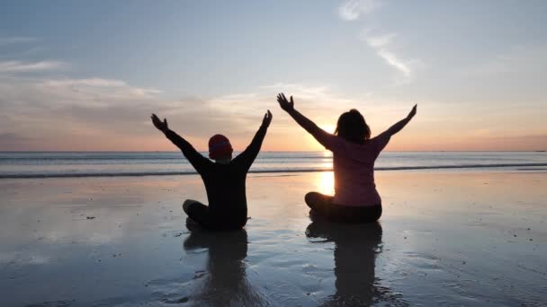 Asiática Familia Madre Hijo Practicando Yoga Playa Atardecer Ejercicio Salud — Vídeos de Stock