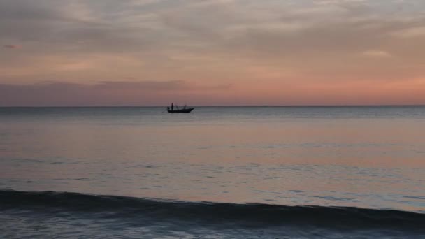 夕阳西下的背海 天空和渔船 慢动作 — 图库视频影像