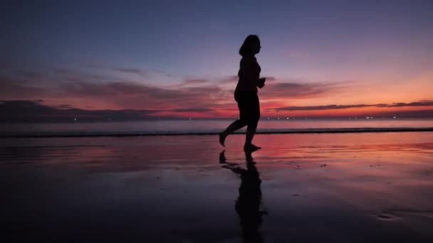 Sidovy Asiatiska Kvinnor Fett Form Barfota Träningskläder Körs Stranden Tid — Stockvideo