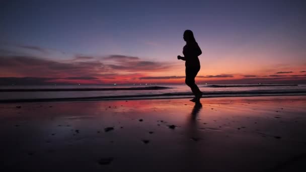 Seitenansicht Asiatische Frauen Fetter Form Laufen Barfuß Trainingsklamotten Der Strandzeit — Stockvideo
