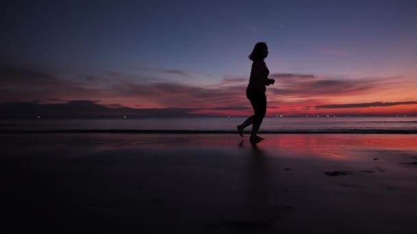 Seitenansicht Asiatische Frauen Fetter Form Laufen Barfuß Trainingsklamotten Der Strandzeit — Stockvideo