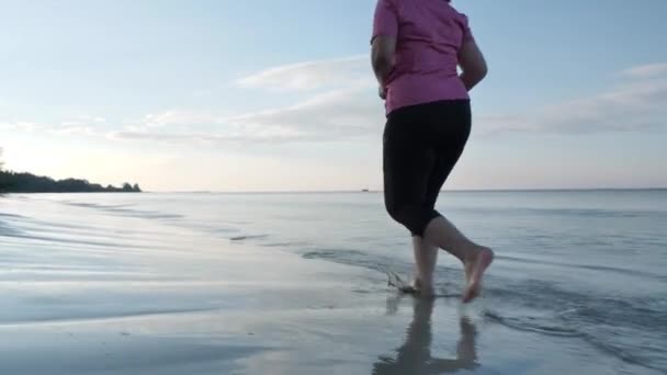 Bakifrån Asiatiska Kvinnor Fet Form Träningskläder Glad Löpning Stranden Morgonen — Stockvideo