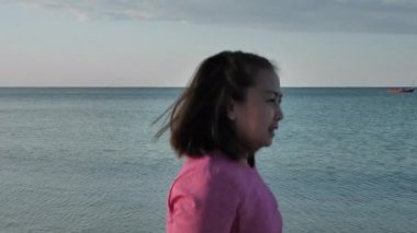 Yakından bakınca egzersiz kıyafetleri giymiş şişman Asyalı kadınlar kumsalda mutlu bir şekilde koşuyorlar. Sağlık egzersizi Yavaş çekim