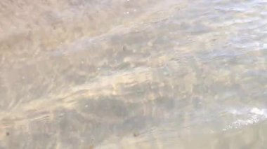 Arka plan mavi okyanus suyu ve parlak dalgalı su ve yüzey sabah Tayland ve Asya 'da şeffaf.. 