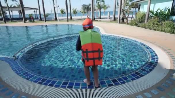 Niño Asiático Feliz Usar Chaleco Salvavidas Traje Baño Usar Gafas — Vídeos de Stock