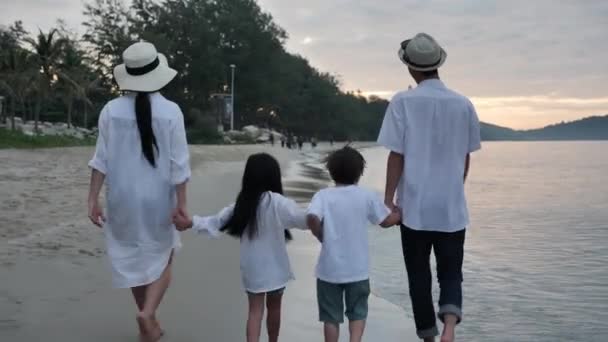 Rückansicht Glückliche Asiatische Familie Vier Personen Sommerurlaub Vater Mutter Sohn — Stockvideo