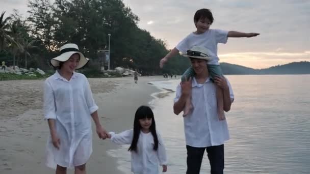 Glückliche Asiatische Familie Vier Personen Sommerurlaub Gehen Hand Hand Und — Stockvideo