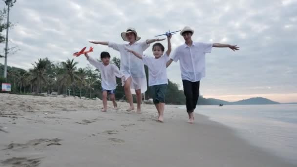 Happy Asian Family Vacances Été Père Mère Fils Fille Courant — Video