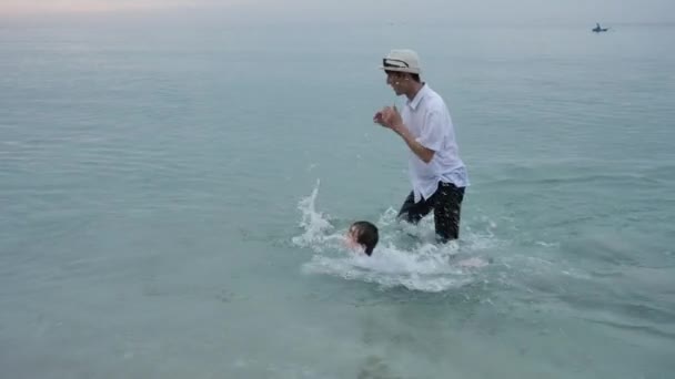 Happy Asian Family Zomervakantie Vader Zoon Spelen Samen Water Het — Stockvideo